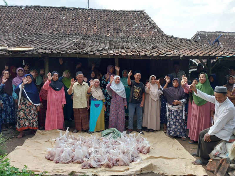 Volunteers distributing food parcels