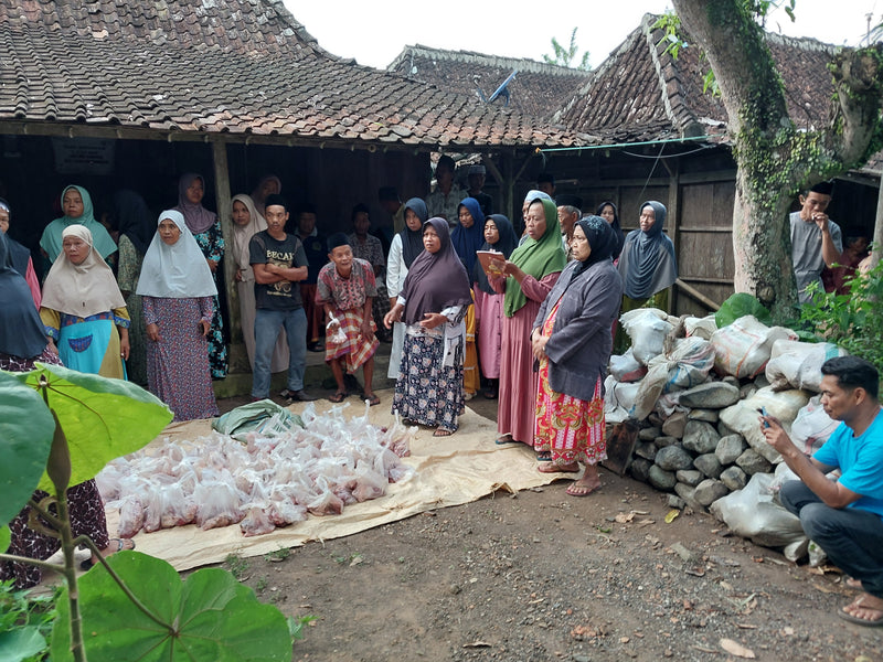 Volunteers distributing food parcels